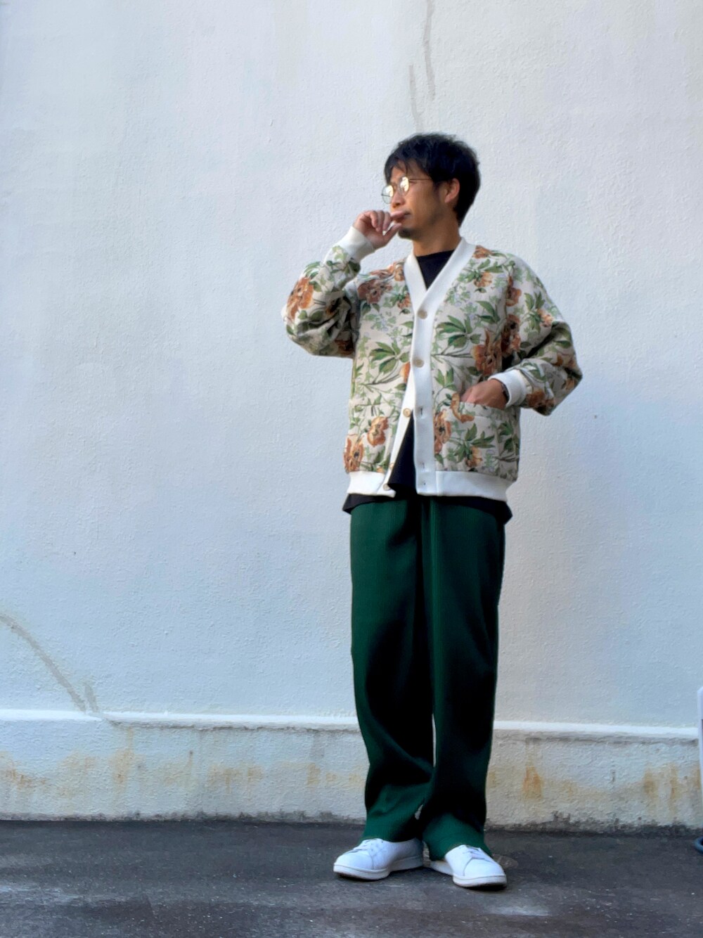 ベージュ系のカーディガン/ボレロ、グリーン系のその他パンツ、ホワイト系のスニーカーを着用したメンズの秋コーディネートの1枚目の写真