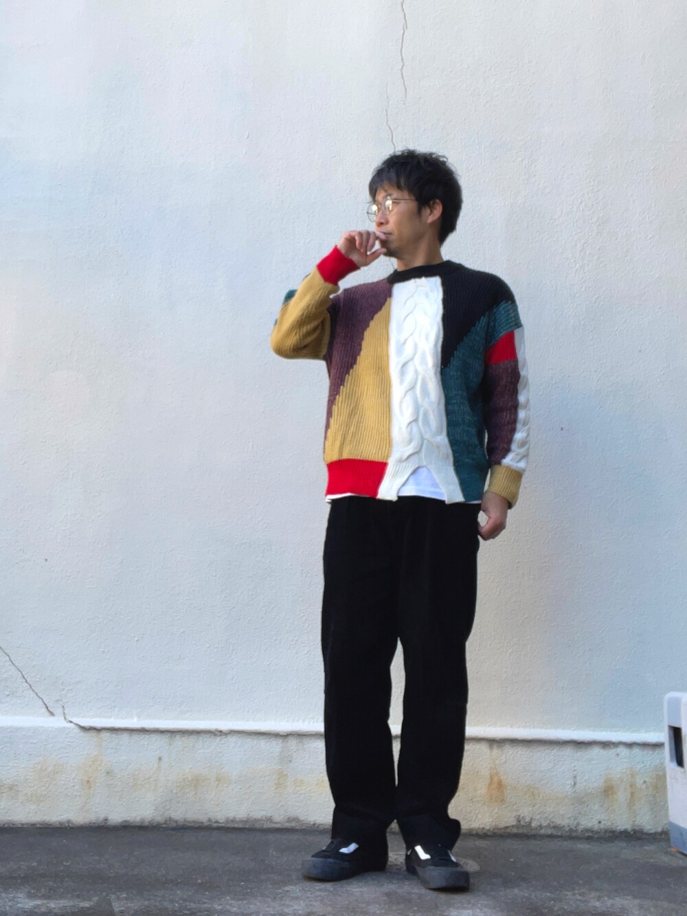 その他のニット/セーター、ブラック系のその他パンツ、ブラック系のスニーカーを着用したメンズの冬コーディネートの1枚目の写真