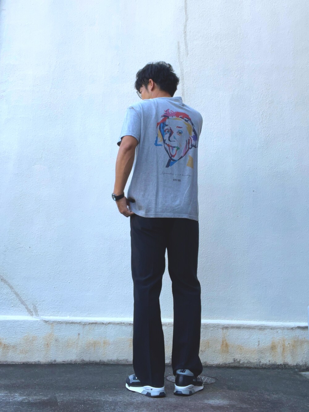 グレー系のTシャツ/カットソー、ブラック系のスラックス、グレー系のスニーカーを着用したメンズの夏コーディネートの1枚目の写真