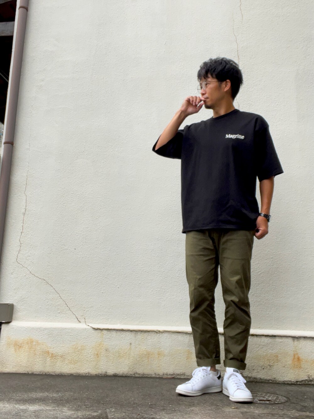 ブラック系のTシャツ/カットソー、グリーン系のその他パンツ、ホワイト系のスニーカーを着用したメンズの夏コーディネートの1枚目の写真