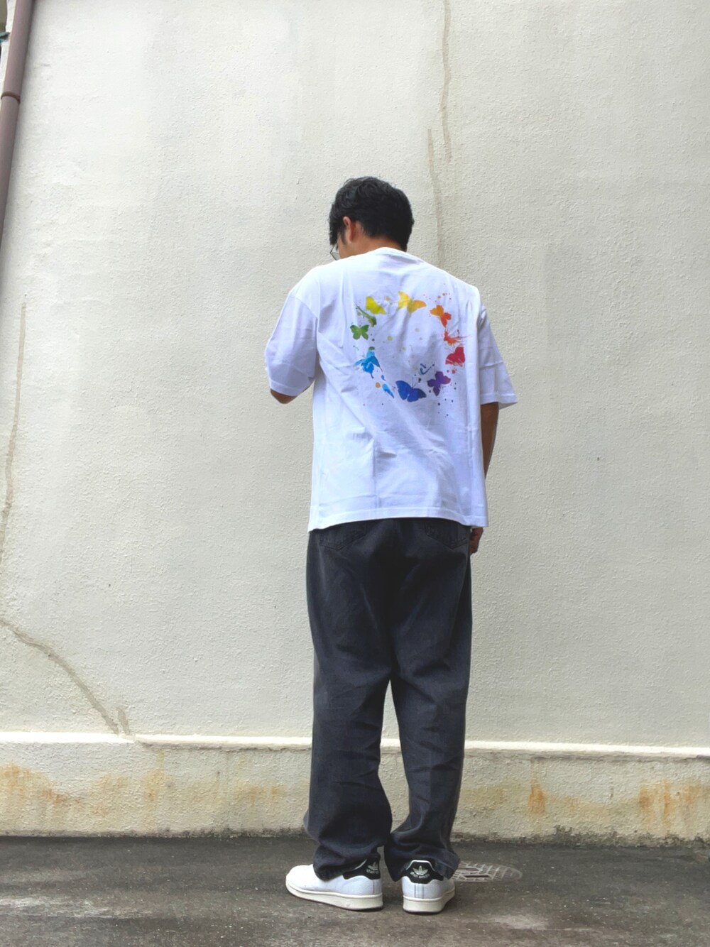 ホワイト系のTシャツ/カットソー、グレー系のデニムパンツ、ホワイト系のスニーカーを着用したメンズの夏コーディネートの1枚目の写真