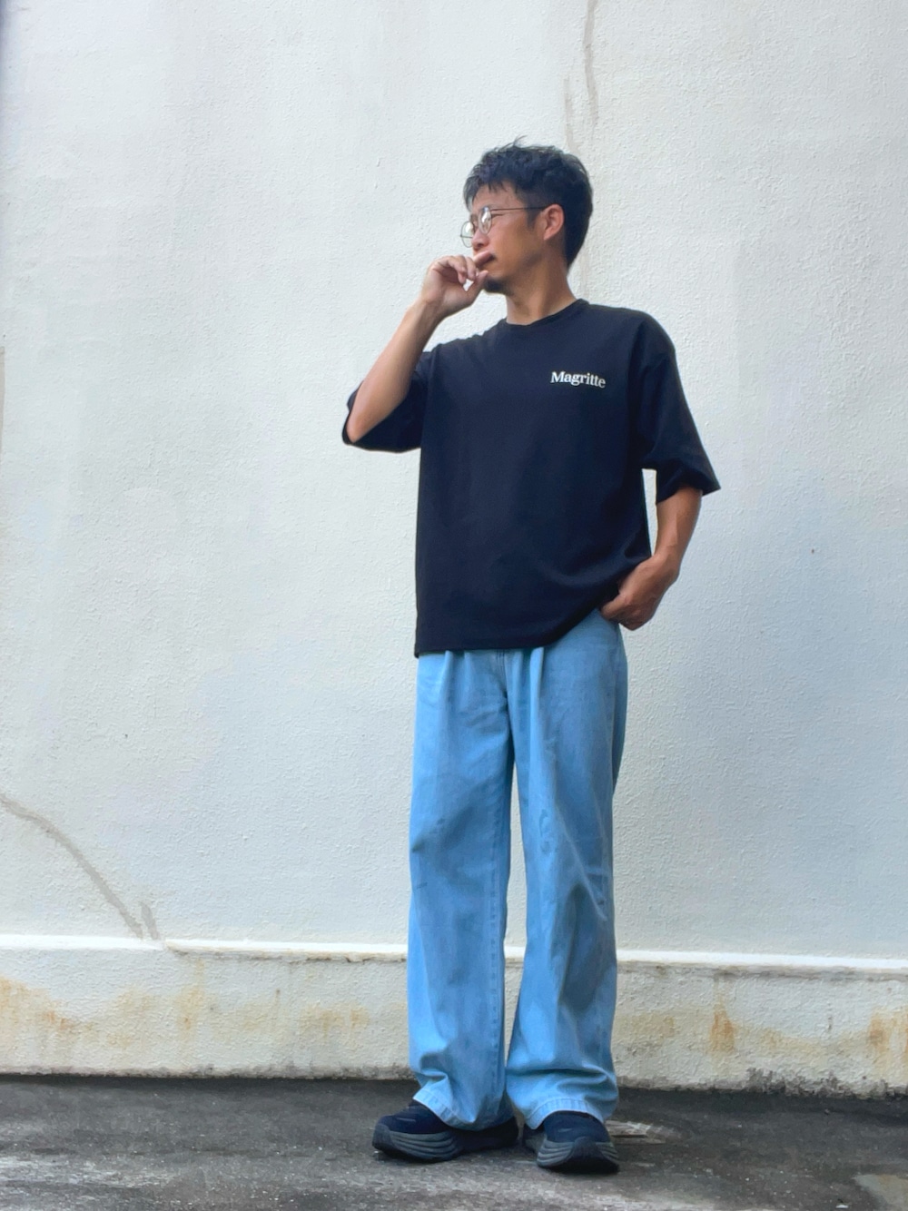 ブルー系のデニムパンツ、ブラック系のTシャツ/カットソー、ブラック系のスニーカーを着用したメンズの夏コーディネートの1枚目の写真