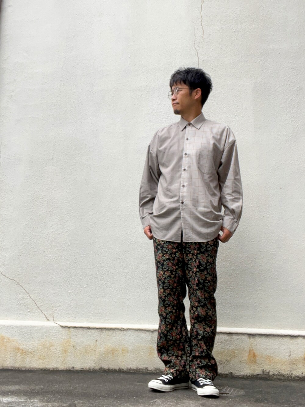 ベージュ系のシャツ/ブラウス、その他のその他パンツ、ブラック系のスニーカーを着用したメンズの春コーディネートの1枚目の写真