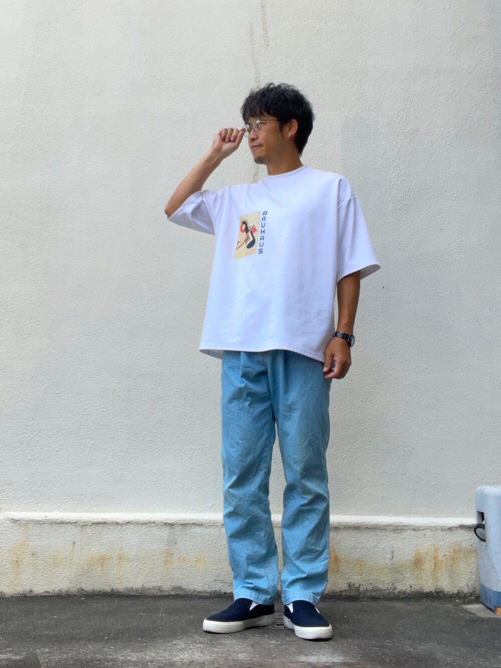 ホワイト系のTシャツ/カットソー、ブルー系のデニムパンツ、ブルー系のスリッポンを着用したメンズの夏コーディネートの1枚目の写真