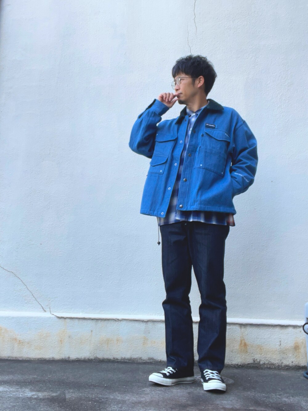 ブルー系のその他アウター、ブルー系のシャツ/ブラウス、ブルー系のスラックスを着用したメンズの春コーディネートの1枚目の写真