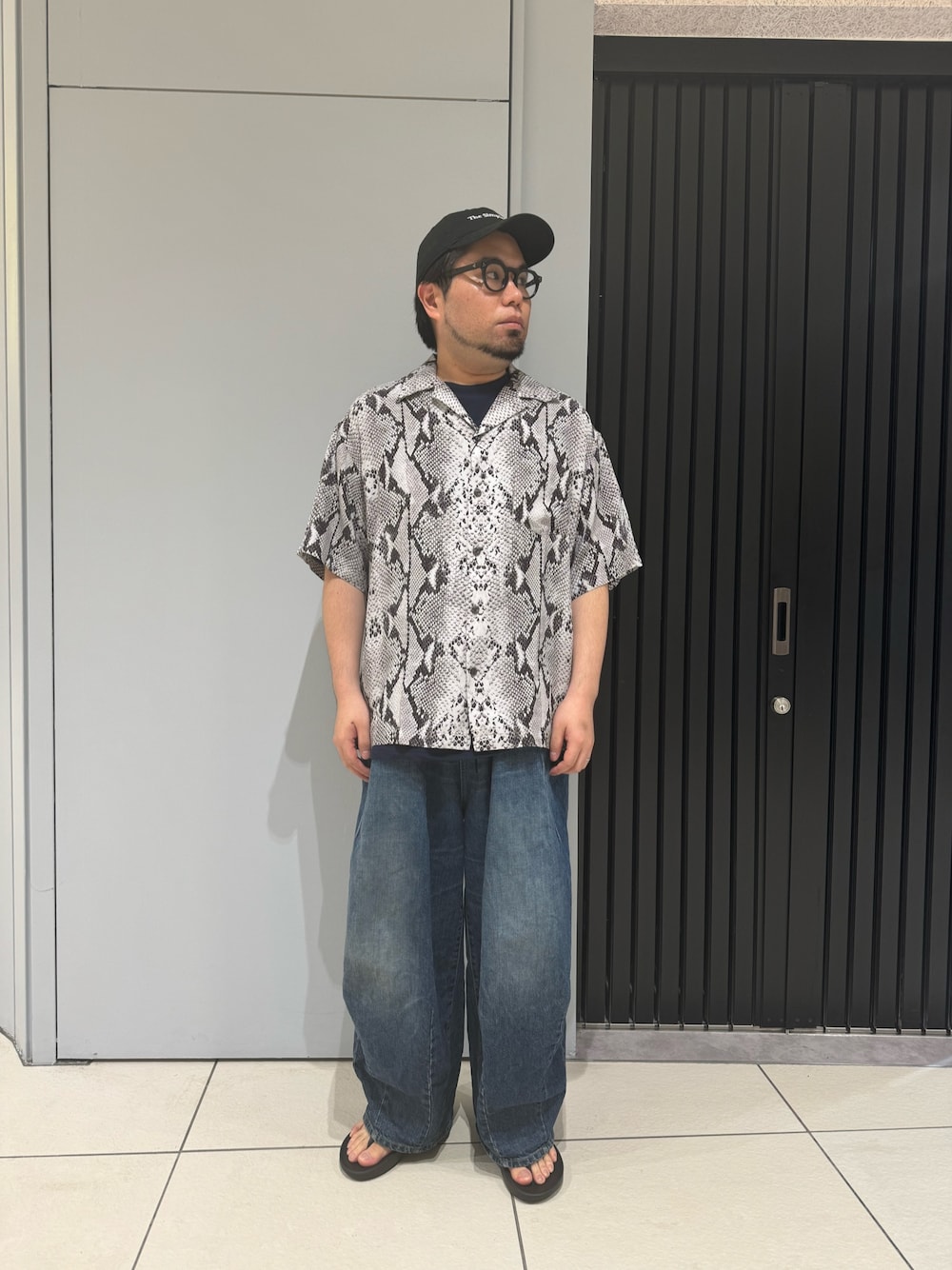 「アメカジ、柄シャツ、モノトーン、ワイドパンツ、サンダル、シャツスタイル、休日スタイル、デニム、ラフコーデ、キャップコーデ」｜「schottのSchott/ショット/RAYON SHIRT PYTHON/レーヨンシャツ パイソン（シャツ/ブラウス、グレー系）」を使った、maeyamaさん（メンズ・170cm）の春コーディネートの1枚目の写真