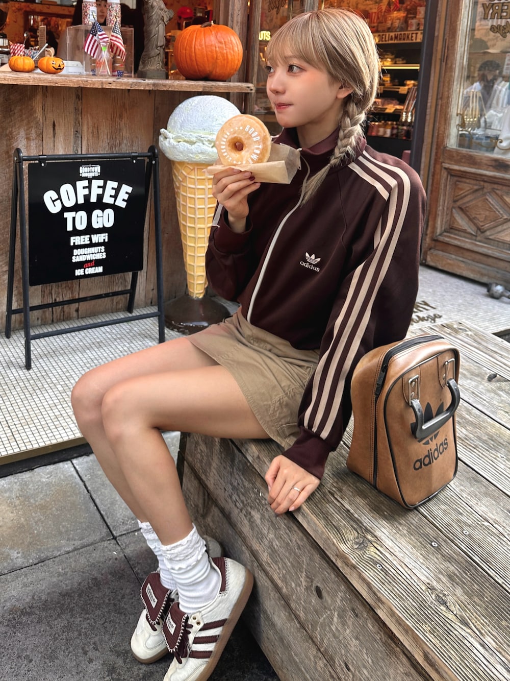 「レイヤードスタイル、古着MIX、秋冬コーデ、シンプルコーデ、秋のコーデ、トラックジャケット、adidas、ガーリー、ワントーンコーデ、スポーツミックス、テーマパークコーデ」｜「adidasのアイテム（ジャケット/アウター、ブラウン系）」を使った、まりいさん（レディース・158cm）の秋コーディネートの1枚目の写真