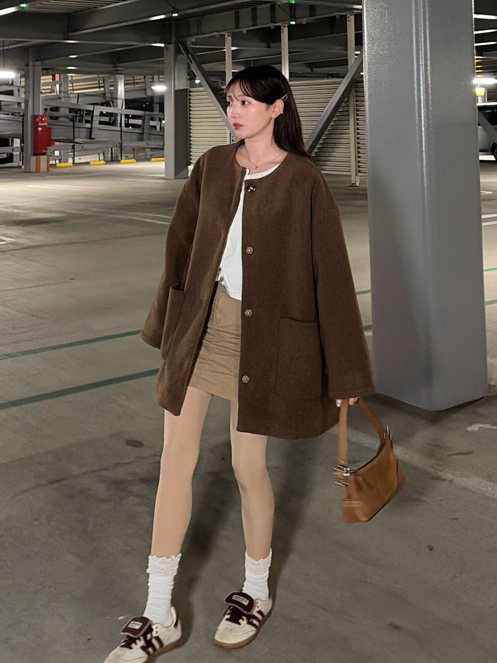 ノーカラーボアミドルコートを使った人気ファッションコーディネート