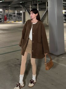 ノーカラーボアミドルコートを使った人気ファッションコーディネート