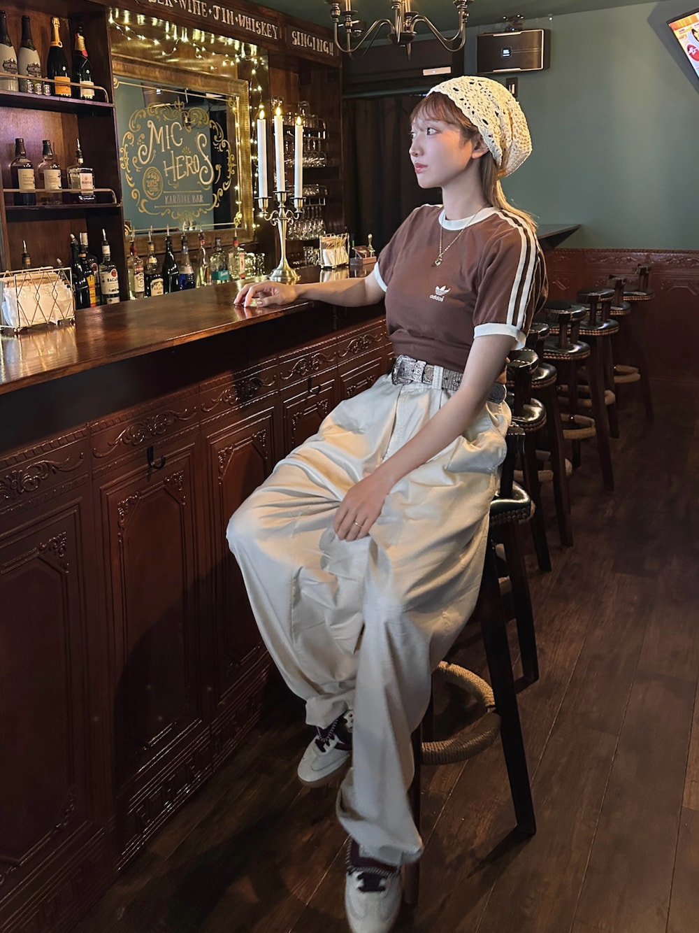 「やっぱり帽子が好き、アメカジ、モノトーン、ワイドパンツ、雨の日コーデ、リンガーTシャツ、ブラウンコーデ、adidas、古着MIX、古着コーデ、フェアリーグランジ、大人かわいい、カジュアルコーデ、カジュアルガーリー」｜「adidasのアイテム（Tシャツ/カットソー、ブラウン系）」を使った、まりいさん（レディース・159cm）の春コーディネートの1枚目の写真