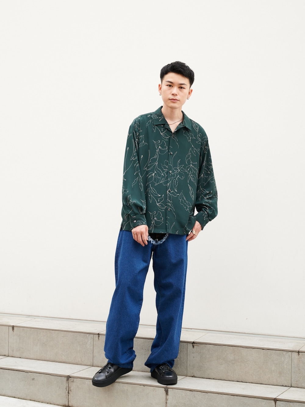 「デニム、シャツスタイル、シャツ、ストリート」｜「STUDIOUSのアートプリントL/Sシャツ（シャツ/ブラウス、グリーン系）」を使った、ymk__fkさん（メンズ・175cm）の夏コーディネートの1枚目の写真