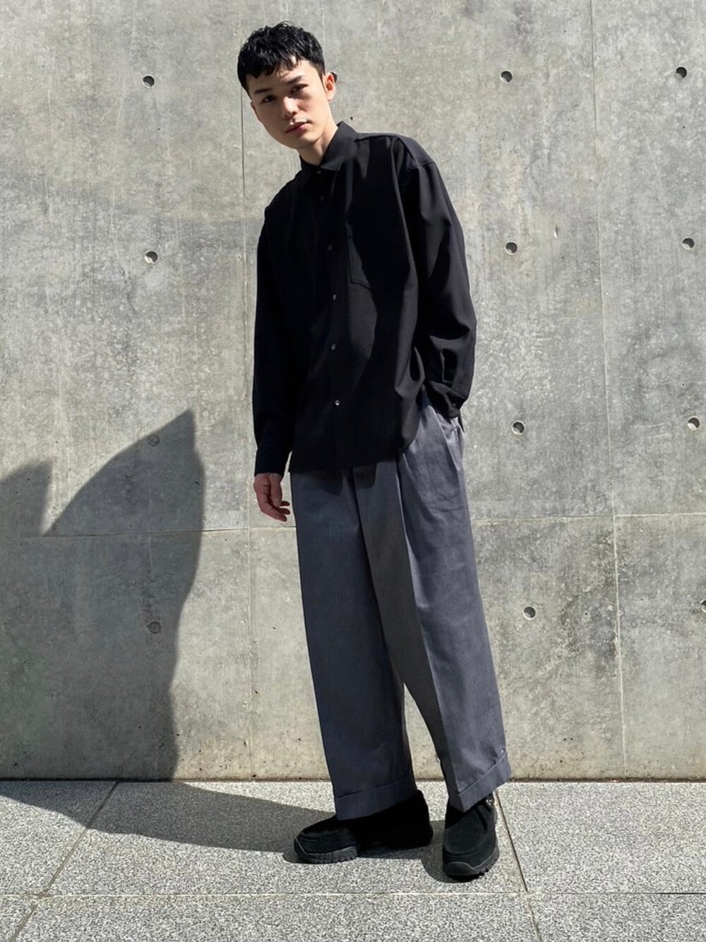 「PUBLIC TOKYOの【XSサイズ～展開/オールシーズン対応】コンフォートリラックスルーズシャツ（シャツ/ブラウス、ブラック系）」を使った、ymk__fkさん（メンズ・175cm）の春コーディネートの1枚目の写真