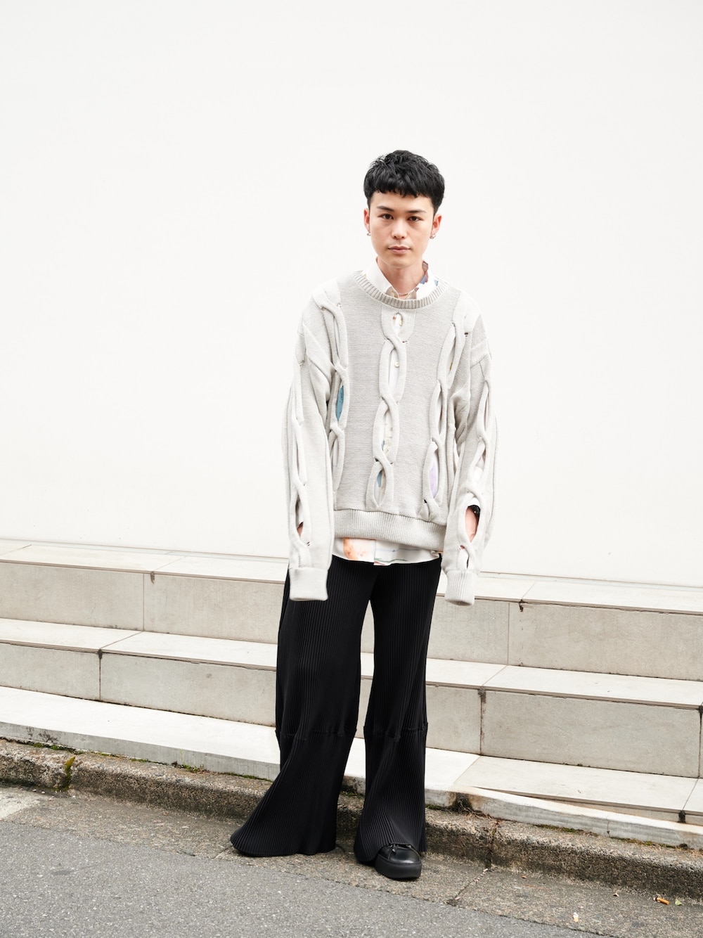 「厚底シューズ、秋服準備はじめました」｜「MUKAIのCABLE KNIT（ニット/セーター、グレー系）」を使った、ymk__fkさん（メンズ・175cm）の夏コーディネートの1枚目の写真
