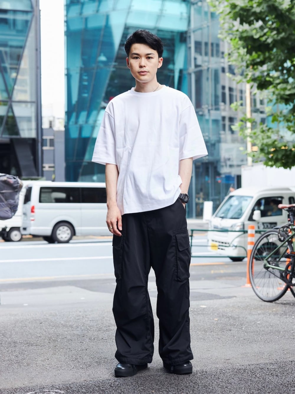 「みんなの白Tフェス、きれいめカジュアル、シンプルコーデ、白Tシャツ、大人コーデ」｜「PUBLIC TOKYOのメッシュライトイージーカーゴ（カーゴパンツ、ブラック系）」を使った、ymk__fkさん（メンズ・175cm）の夏コーディネートの1枚目の写真