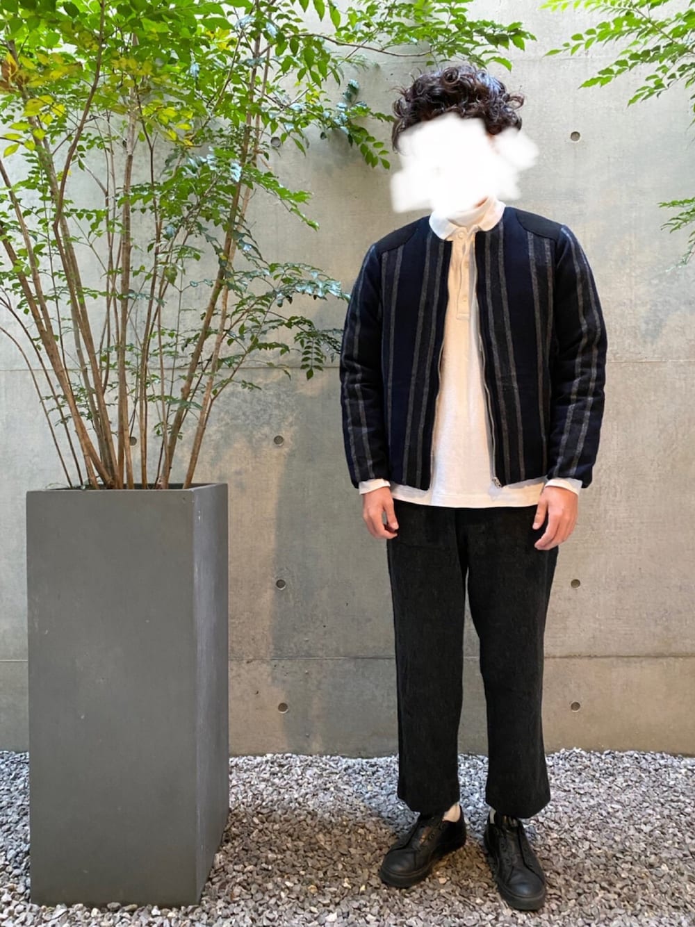 ブルー系のパンツ、ブラック系のスニーカー、ホワイト系のシャツ/ブラウスを着用したメンズの春コーディネートの1枚目の写真