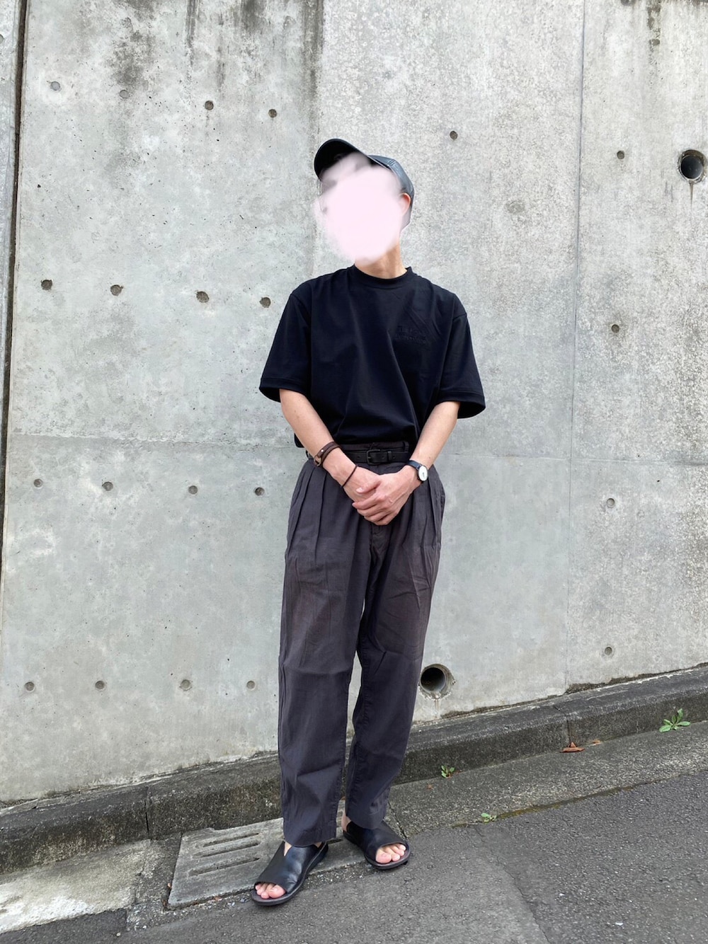 「大人カジュアル、タックイン、ennoy、BRADOR、ブラックコーデ、レザーサンダル、カジュアルコーデ、ブラック、黒、キャップ」｜「ENNOYのアイテム（Tシャツ/カットソー、ブラック系）」を使った、ぜんさん（メンズ・176cm）の秋コーディネートの1枚目の写真
