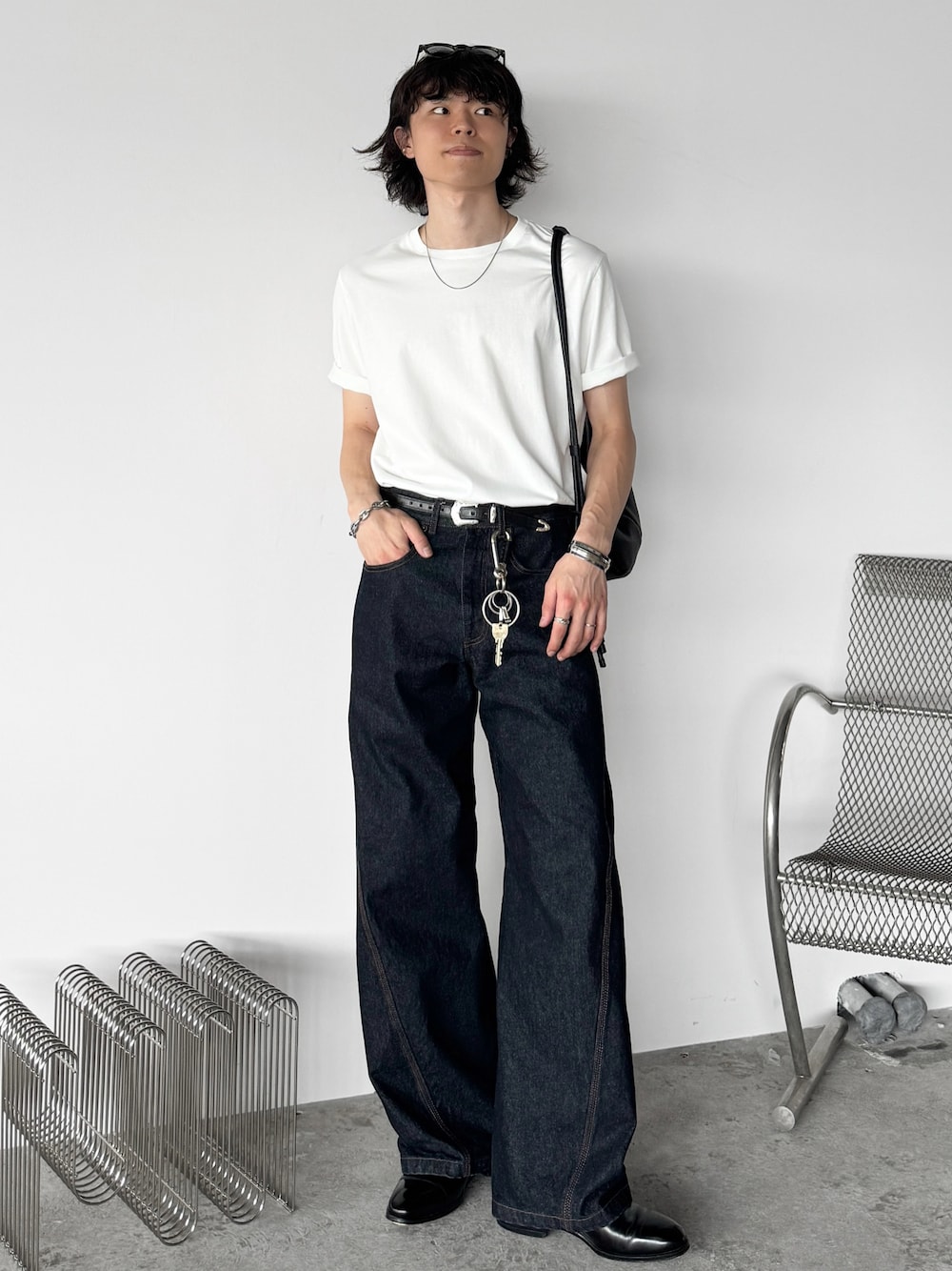 「夏ルックで気分アップ、デニム、白Tシャツ、ショルダーバッグ、シンプルコーデ、夏コーデ」｜「WYM LIDNMのWELLINGTON / BOSTON SUNGLASSES（サングラス、その他）」を使った、watoさん（メンズ・174cm）の夏コーディネートの1枚目の写真