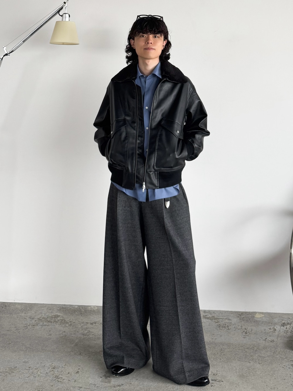 ブラック系のブルゾン、ブルー系のシャツ/ブラウス、グレー系のスラックスを着用したメンズの秋コーディネートの1枚目の写真