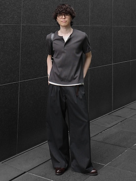 「WYM LIDNM（ウィム バイ リドム）のREFINED RIB STRETCH HENLEY TEE（Tシャツ/カットソー、グレー系）」を使った、watoさん（メンズ・174cm）の春コーディネート