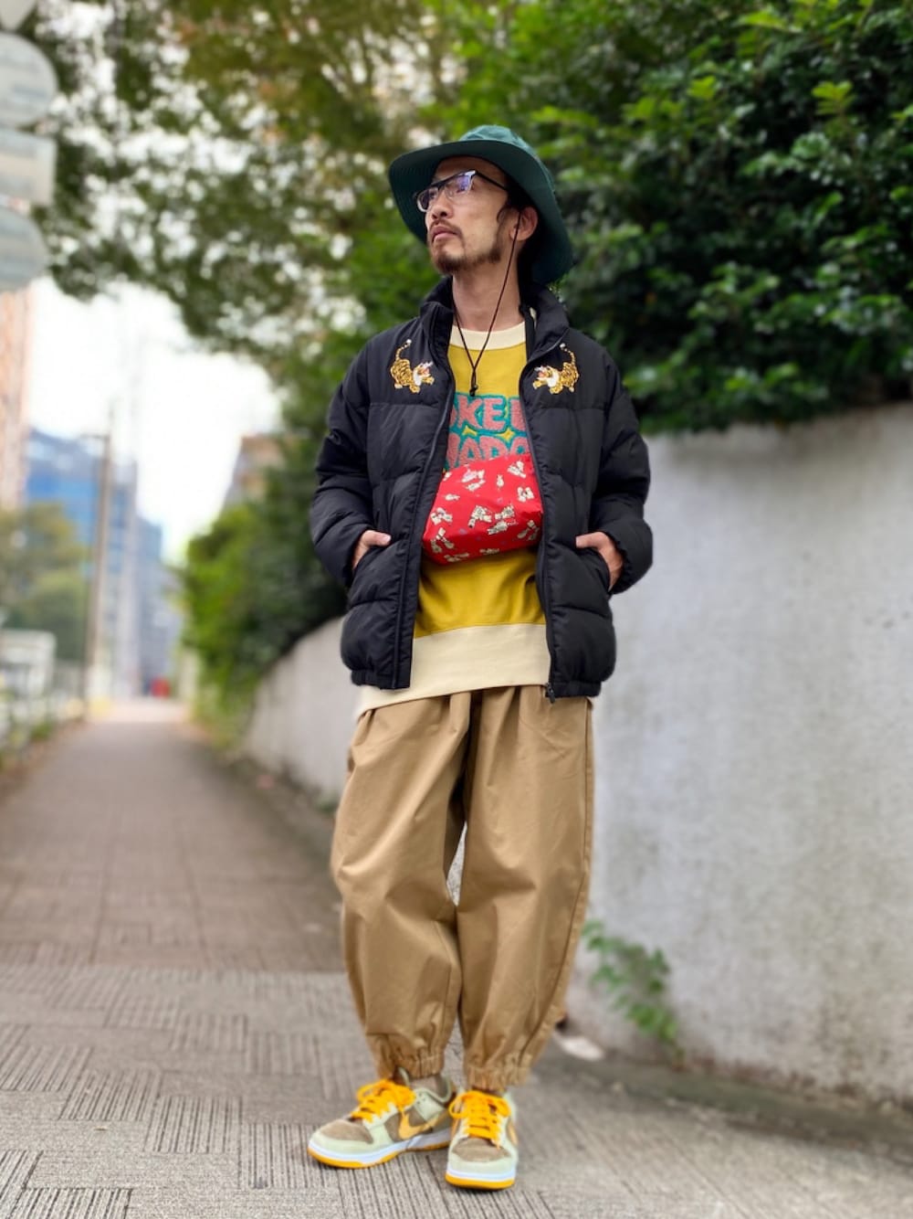 「アウター、カジュアル、シンプル、ショルダーバッグ、トレーナー、ハット、冬コーデ、ワイドパンツ、イージーパンツ、ビックシルエット、シンフルコーデ」｜「ALDIESのAdventure Hat(Olive)（ハット、その他）」を使った、りょうさん（メンズ・171cm）の秋コーディネートの1枚目の写真