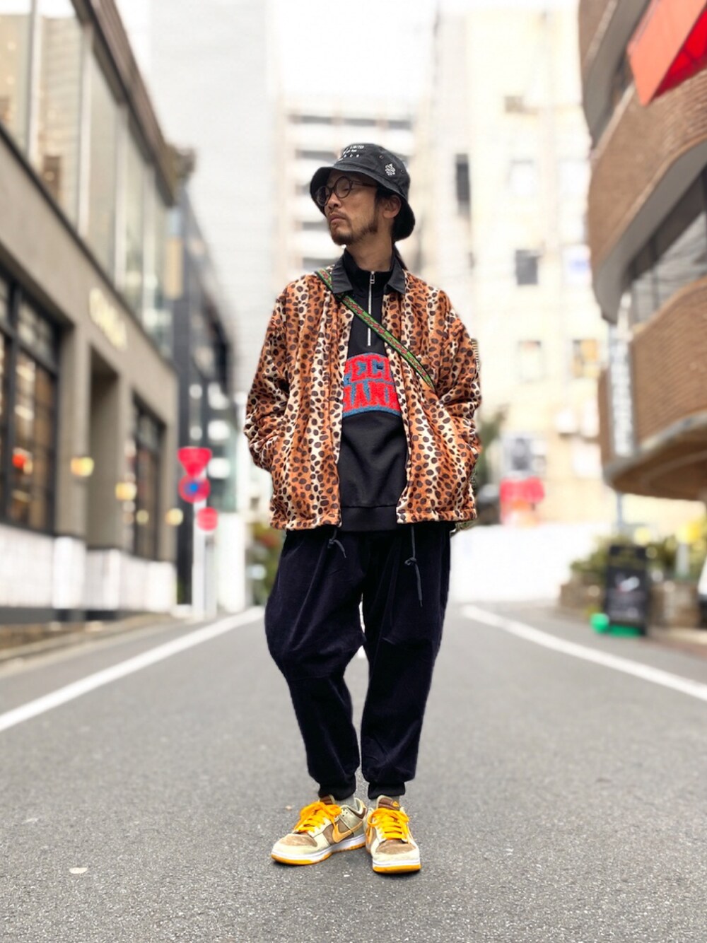 「ALDIES、バケットハット、コーチジャケット、アウター、トレーナー、ビックシルエット、イージーパンツ、ショルダーバッグ、アウターコーデ、カジュアル」｜「ALDIESのUtopia Beats Bucket Hat / ユートピアビーツバケットハット（ハット、ブラック系）」を使った、りょうさん（メンズ・171cm）の冬コーディネートの1枚目の写真