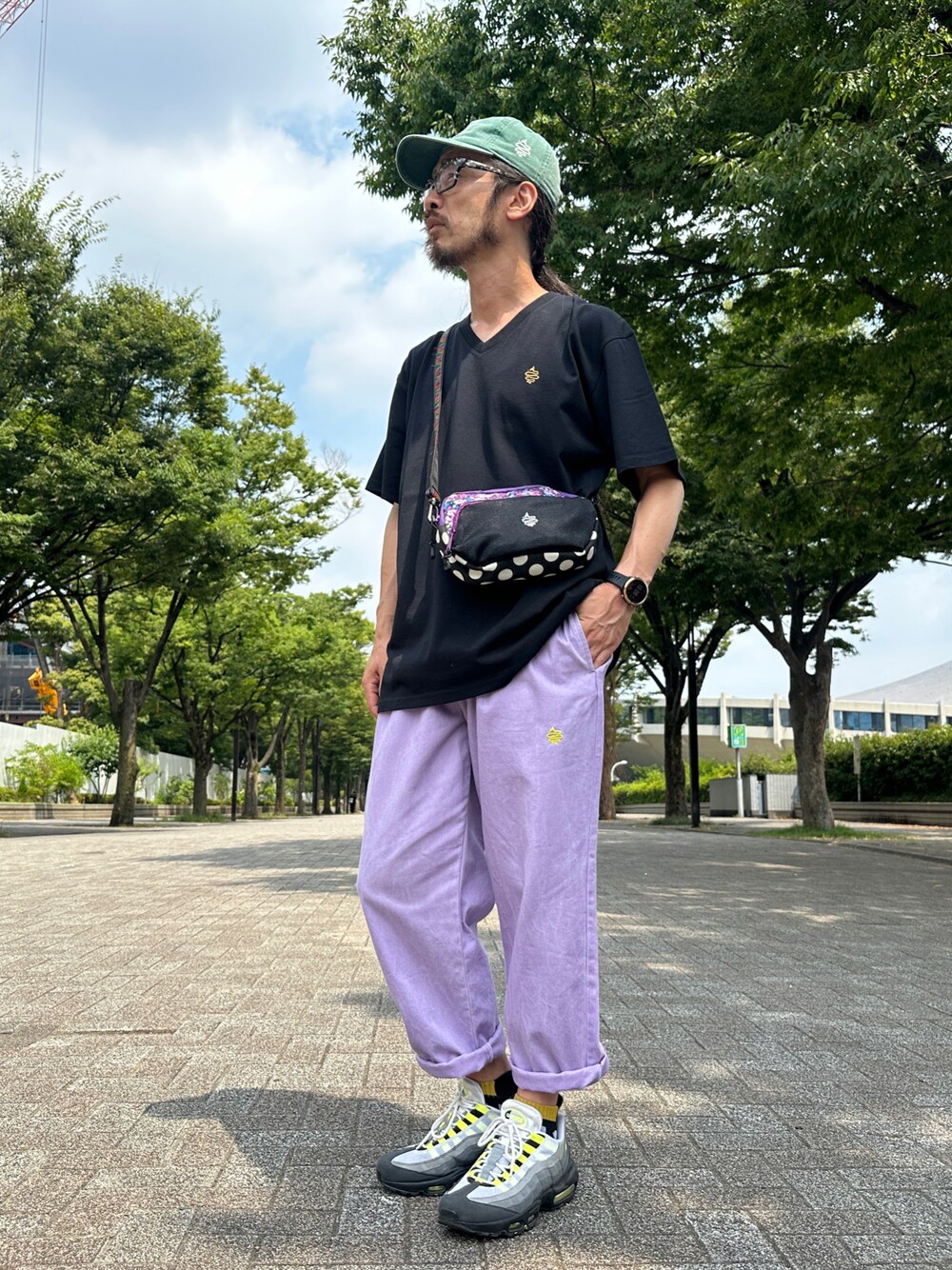「ALDIES、キャップ、ローキャップ、Tシャツ、ビックT、ビックシルエット、Vネック、シェフパンツ、イージーパンツ、カジュアルコーデ、シンプル、カジュアル、シンプルコーデ、オトナカジュアル、本日のコーデ」｜「ALDIESのOwl Cap / アウルキャップ（キャップ、グリーン系）」を使った、りょうさん（メンズ・171cm）の夏コーディネートの1枚目の写真