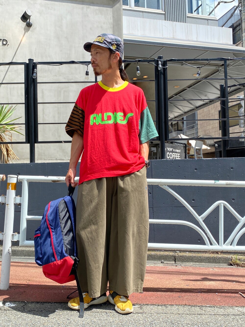 その他のTシャツ/カットソー、グリーン系のその他パンツ、その他のバックパック/リュックを着用したメンズの夏コーディネートの1枚目の写真