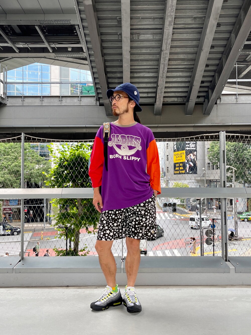 「ALDIES、ハット、カットソー、ショートパンツ、マルチカラー、ショートパンツスタイル、カジュアル、夏コーデ、七分袖、オトナカジュアル」｜「ALDIESのRunaways Metro Hat / ラナウェイズメトロハット（ハット、ブルー系）」を使った、りょうさん（メンズ・171cm）の夏コーディネートの1枚目の写真