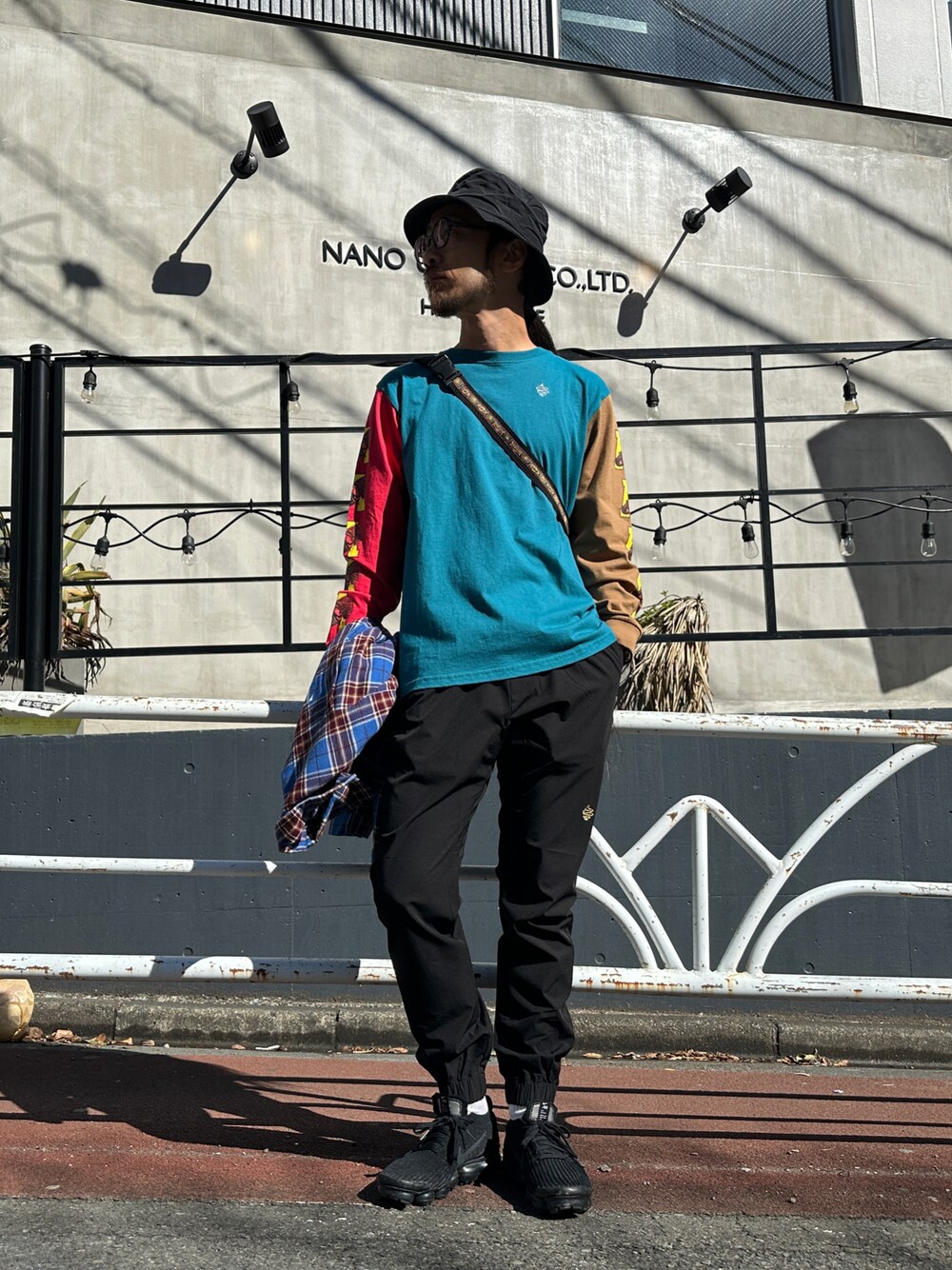 「ALDIES、バケットハット、カットソー、ロンT、ジョガーパンツ、イージーパンツ、シャツ、カジュアルコーデ、春コーデ、今日のコーデ、シンプル、春、カジュアル」｜「ALDIESのShoot Bucket Hat / シュートバケットハット（ハット、ブラック系）」を使った、りょうさん（メンズ・171cm）の冬コーディネートの1枚目の写真