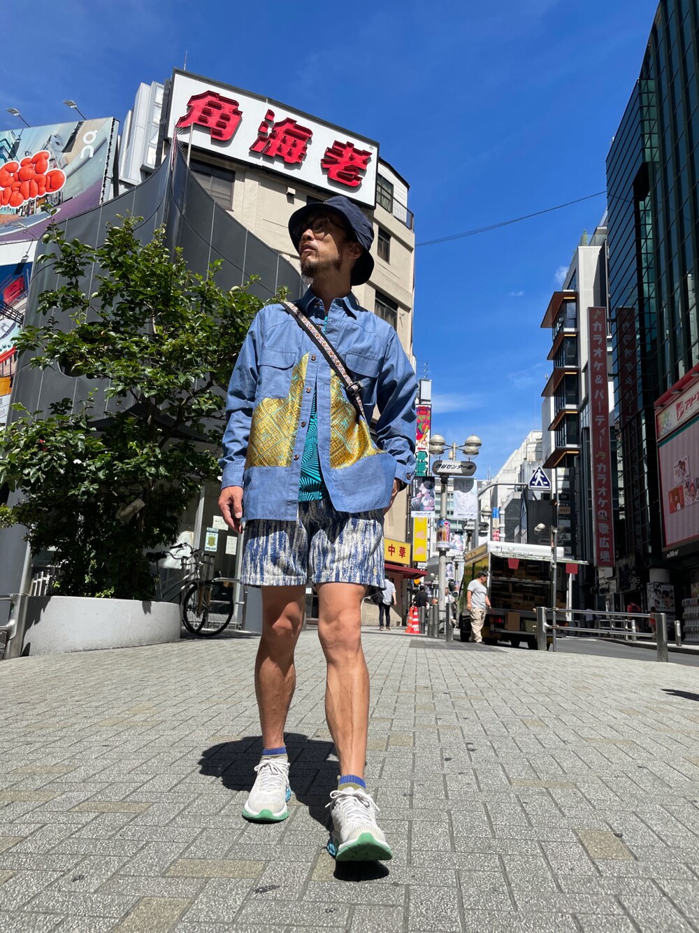 「ALDIES、ハット、バケットハット、アールディーズハット、シャンブレーシャツ、シャツスタイル、アールディーズシャツ、ショートパンツ、アールディーズパンツ、カジュアルコーデ、カジュアル、秋のコーデ、今日のコーデ」｜「ALDIESのShoot Bucket Hat / シュートバケットハット（ハット、ブラック系）」を使った、りょうさん（メンズ・171cm）の秋コーディネートの1枚目の写真
