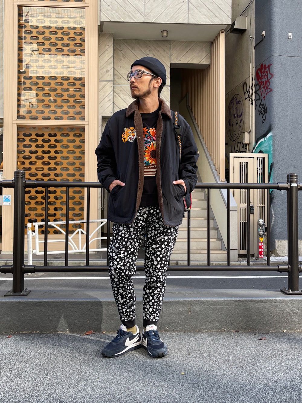 「ALDIES、フィッシャーマンキャップ、キャップ、アウター、ボアジャケット、アウターコーデ、ブラックコーデ、ブラック、トレーナー、刺繍、スウェットパンツ、イージーパンツ、カジュアルコーデ、冬コーデ」｜「ALDIESのFake Roll Cap / フェイクロールキャップ（キャップ、ブラック系）」を使った、りょうさん（メンズ・171cm）の秋コーディネートの1枚目の写真