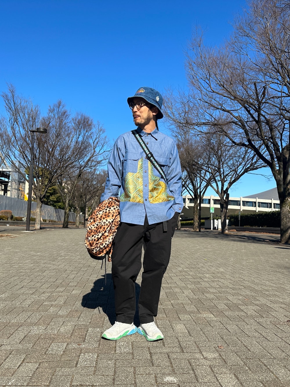 「ALDIES、バケットハット、ハット、長袖シャツ、シャツスタイル、シャツ、イージーパンツ、コーチジャケット、アウター、カジュアルコーデ、シンプルコーデ、今日のコーデ」｜「ALDIESのEpoch Bucket Hat / エポックバケットハット（ハット、ブルー系）」を使った、りょうさん（メンズ・171cm）の冬コーディネートの1枚目の写真