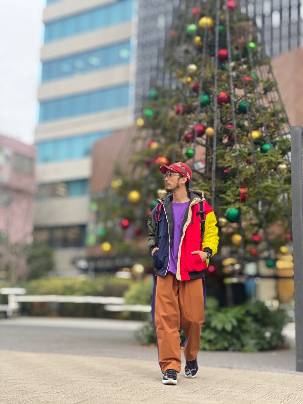 「ALDIES、冬のコーデ、カジュアルコーデ、クリスマスに着たい服、アウター、ブルゾン、カットソー、イージーパンツ、カラフル、クリスマス」｜「ALDIESのHood Track Blouson / フードトラックブルゾン（ブルゾン、その他）」を使った、りょうさん（メンズ・171cm）の冬コーディネートの1枚目の写真