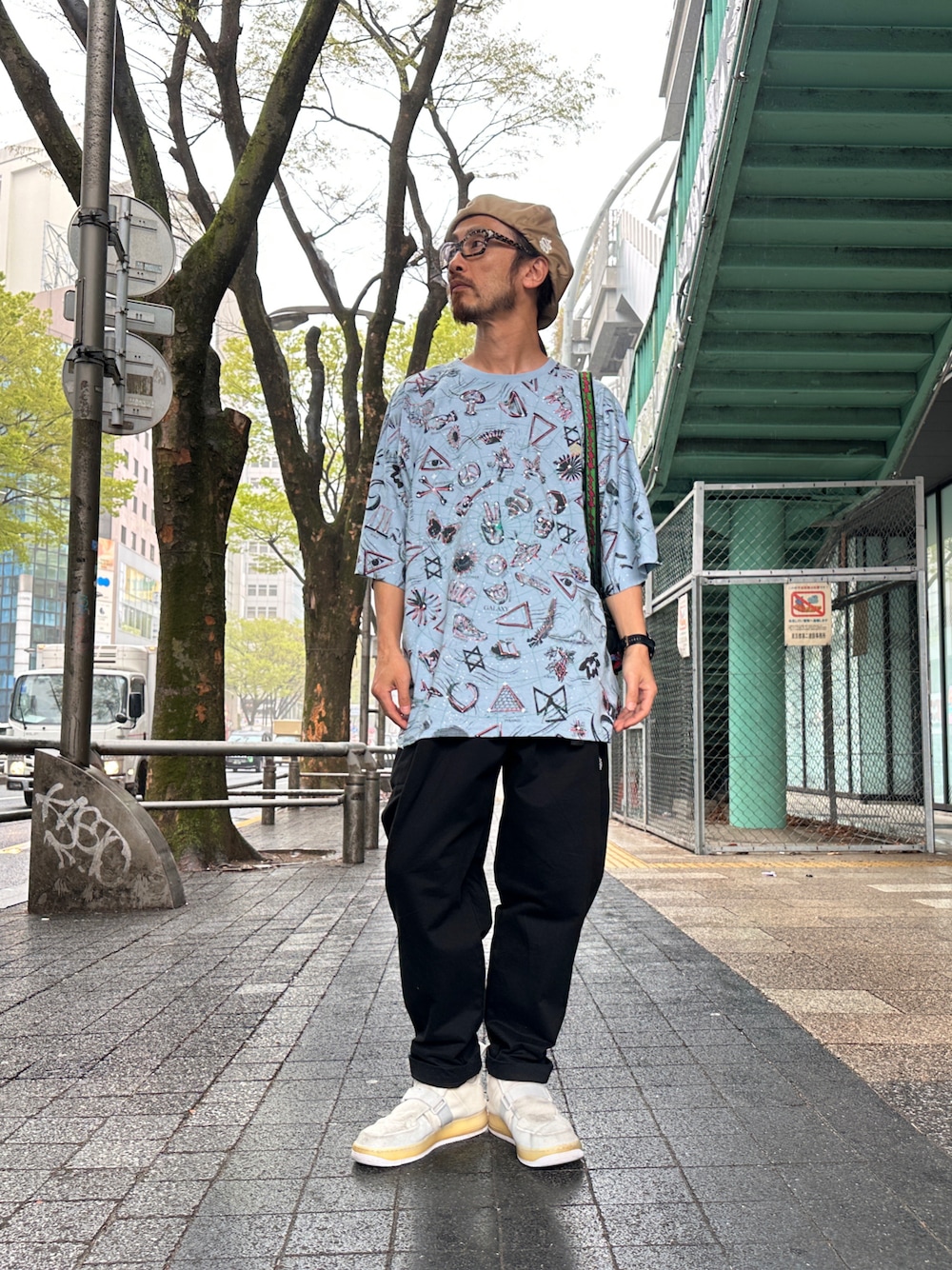 「ALDIES、ベレー帽、ベレー帽推奨委員会、Tシャツ、ビックT、ビックシルエット、イージーパンツ、カジュアルコーデ、春コーデ、今日のコーデ、大人カジュアル、春夏コーデ」｜「ALDIESのBobby Beret / ボビーベレー（ハンチング/ベレー帽、ベージュ系）」を使った、りょうさん（メンズ・171cm）の春コーディネートの1枚目の写真
