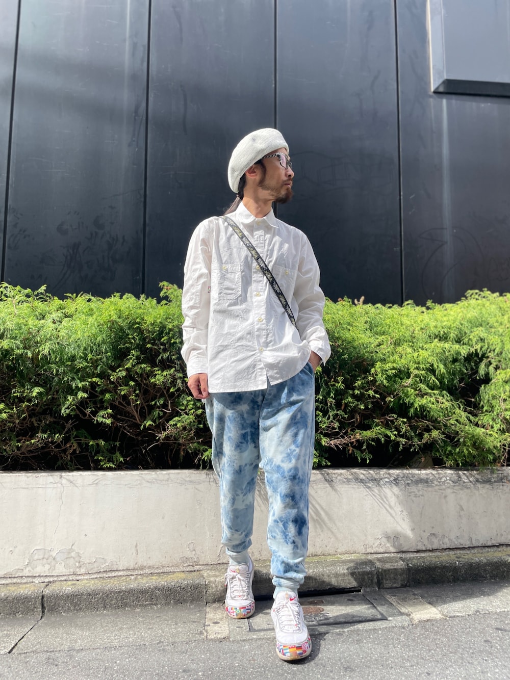 「ALDIES、ベレー帽、ベレー帽推奨委員会、白シャツ、シャツスタイル、アールディーズシャツ、サルエルパンツ、スウェットパンツ、イージーパンツ、アールディーズパンツ、カジュアルコーデ、カジュアル、秋コーデ、リラックススタイル、オトナカジュアル」｜「ALDIESのSpider Web Shirts / スパイダーウェブシャツ（シャツ/ブラウス、ホワイト系）」を使った、りょうさん（メンズ・171cm）の秋コーディネートの1枚目の写真