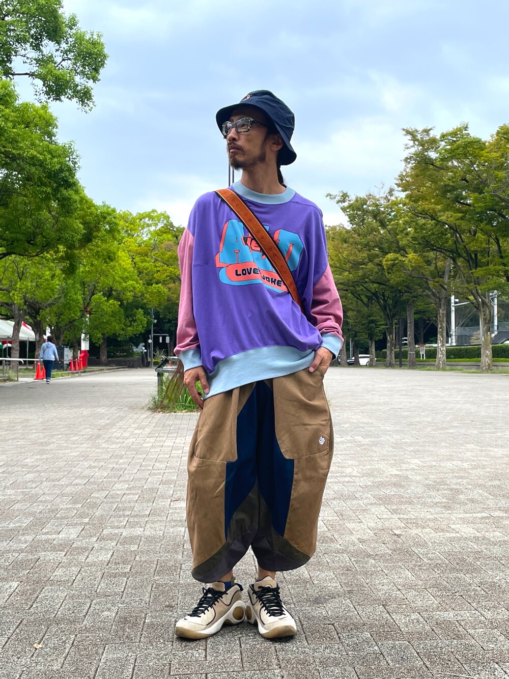 「ALDIES、ハット、アールディーズハット、カットソー、ロンT、ビックシルエット、アールディーズカットソー、サルエルパンツ、イージーパンツ、クロップドパンツ、カジュアルコーデ、シンプルスタイル、秋服、秋」｜「ALDIESのShoot Bucket Hat / シュートバケットハット（ハット、ブルー系）」を使った、りょうさん（メンズ・171cm）の秋コーディネートの1枚目の写真
