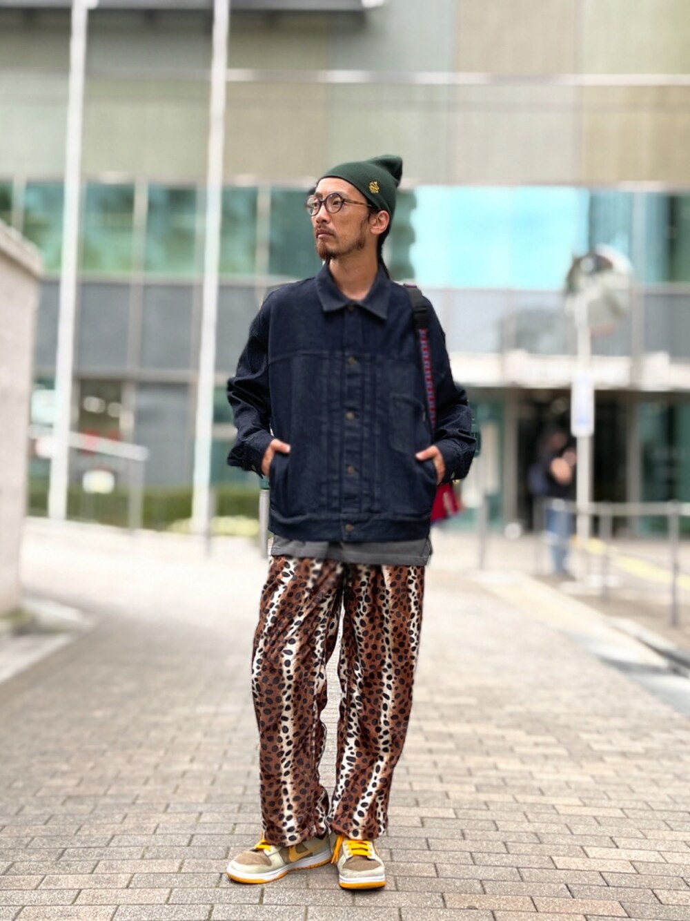「ALDIES、ニット帽、デニムジャケット、アウター、イージーパンツ、アニマル柄、カジュアルコーデ、秋コーデ、カジュアル、秋冬コーデ、大人コーデ、今日のコーデ」｜「ALDIESのBeanie Cap2 / ビーニーキャップ2（ニットキャップ/ビーニー、グリーン系）」を使った、りょうさん（メンズ・171cm）の秋コーディネートの1枚目の写真