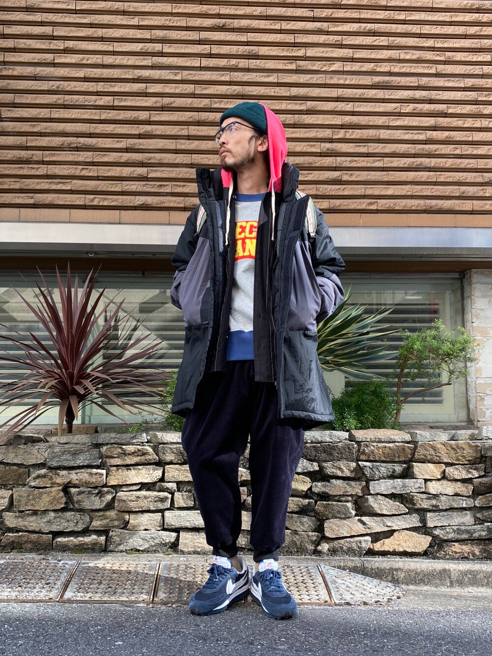 「ALDIES、キャップ、モンスターパーカー、アウターコーデ、シャツ、レイヤードスタイル、トレーナー、ビックシルエット、イージーパンツ、カジュアル、冬コーデ」｜「ALDIESのCord Rib Pants / コードリブパンツ（その他パンツ、ブルー系）」を使った、りょうさん（メンズ・171cm）の冬コーディネートの1枚目の写真