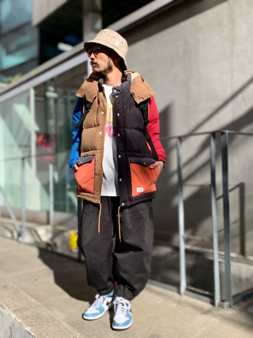 「カットソー、アウター、ダウンジャケット、カジュアル、ハット、冬コーデ、ワイドパンツ、ALDIES、イージーパンツ、バケットハット、アウターコーデ」｜「ALDIESのUtopia Beats Bucket Hat / ユートピアビーツバケットハット（ハット、ベージュ系）」を使った、りょうさん（メンズ・171cm）の冬コーディネートの1枚目の写真