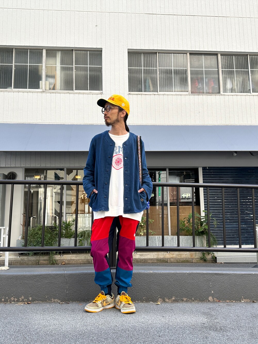 「ALDIES、キャップ、アールディーズキャップ、カーディガン、アールディーズアウター、カットソー、ロンT、アールディーズカットソー、イージーパンツ、ジョガーパンツ、アールディーズパンツ、カジュアルコーデ、秋コーデ、シンプルコーデ、オトナカジュアル」｜「ALDIESのWelcome Cap / ウェルカムキャップ（キャップ、イエロー系）」を使った、りょうさん（メンズ・171cm）の秋コーディネートの1枚目の写真