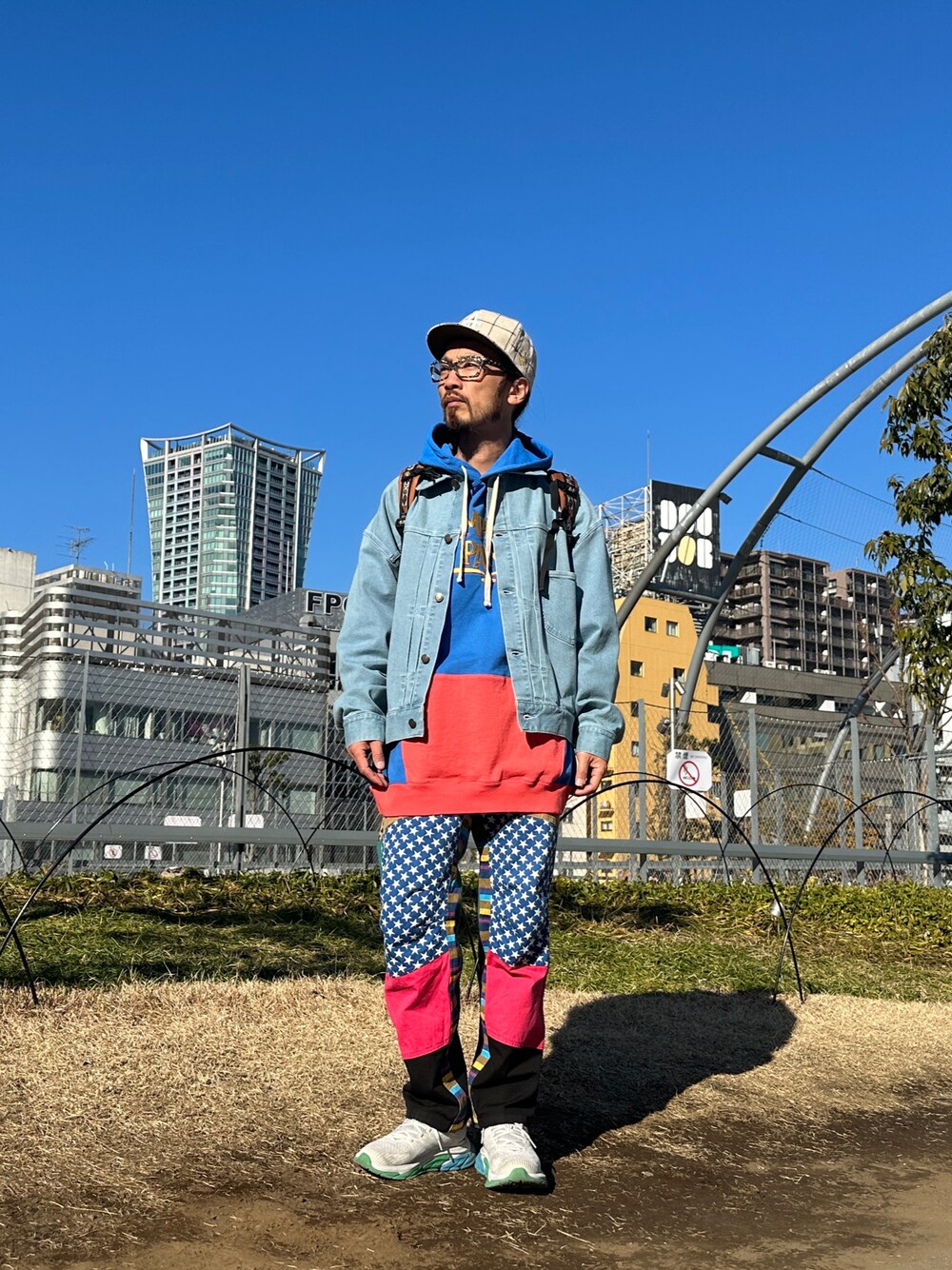 「ALDIES、キャップ、パーカー、アウター、デニムジャケット、クライミングパンツ、イージーパンツ、ブルー、ブルーコーデ、カジュアルコーデ、カジュアル、冬コーデ、メンズコーデ、オトナカジュアル、冬のコーデ」｜「ALDIESのPampaka Parka / パンパカパーカー（パーカー、ブルー系）」を使った、りょうさん（メンズ・171cm）の冬コーディネートの1枚目の写真