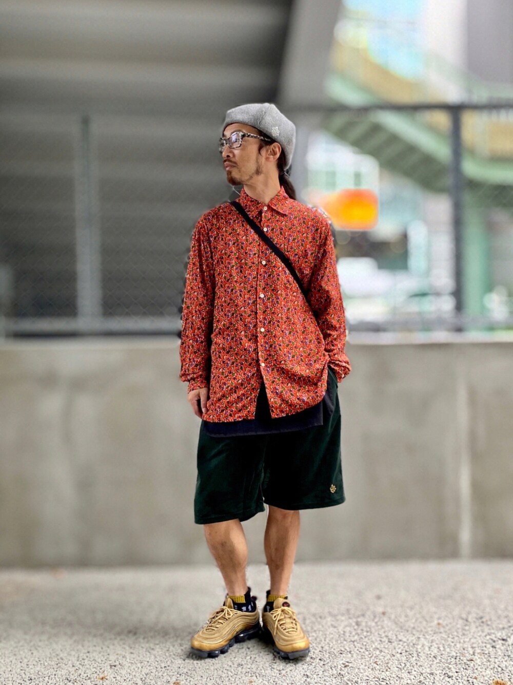 「カジュアル、ベレー帽、柄シャツ、サルエルパンツ、長袖シャツ、ハーフパンツ、ALDIES、シャツスタイル、ベロアパンツ、ベレー帽推奨委員会」｜「ALDIESのWool Beret(Brown)（ハンチング/ベレー帽、その他）」を使った、りょうさん（メンズ・171cm）の秋コーディネートの1枚目の写真