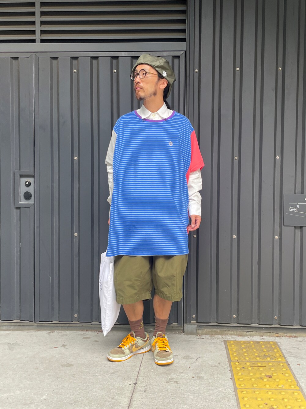「ALDIES、ベレー帽、ベレー帽推奨委員会、Tシャツ、ビックシルエット、白シャツ、シャツ、レイヤードスタイル、ハーフパンツ、カジュアルコーデ、シンプルコーデ、夏コーデ」｜「ALDIESのBobby Beret / ボビーベレー（ハンチング/ベレー帽、グリーン系）」を使った、りょうさん（メンズ・171cm）の夏コーディネートの1枚目の写真