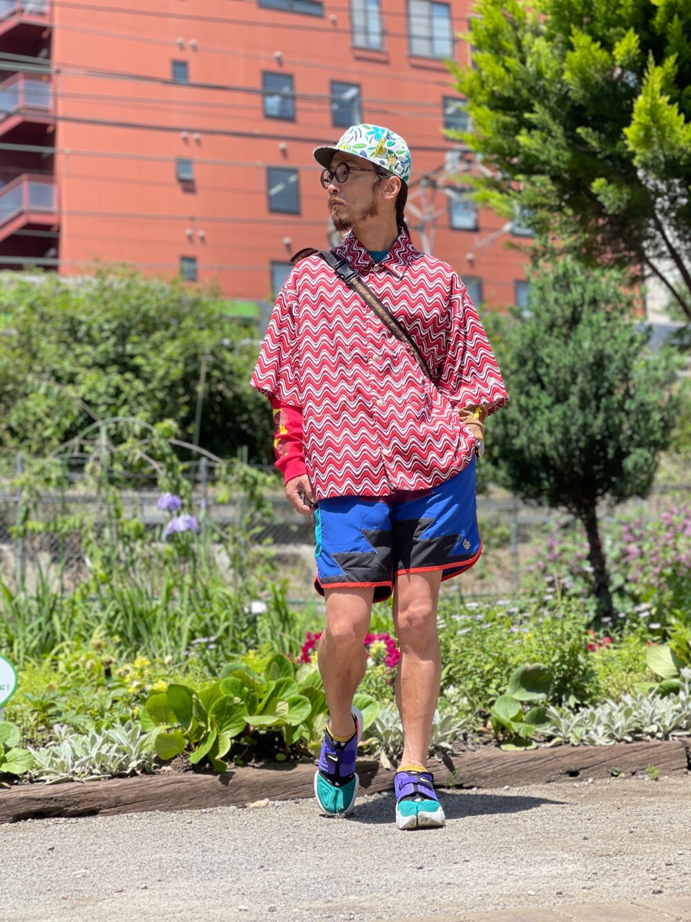「ALDIES、キャップ、シャツスタイル、シャツ、柄シャツ、カットソー、レイヤードスタイル、ショートパンツ、スイムショーツ、カジュアルコーデ、春夏コーデ」｜「ALDIESの80s A Cap / エイティーズエーキャップ（キャップ、ホワイト系）」を使った、りょうさん（メンズ・171cm）の春コーディネートの1枚目の写真