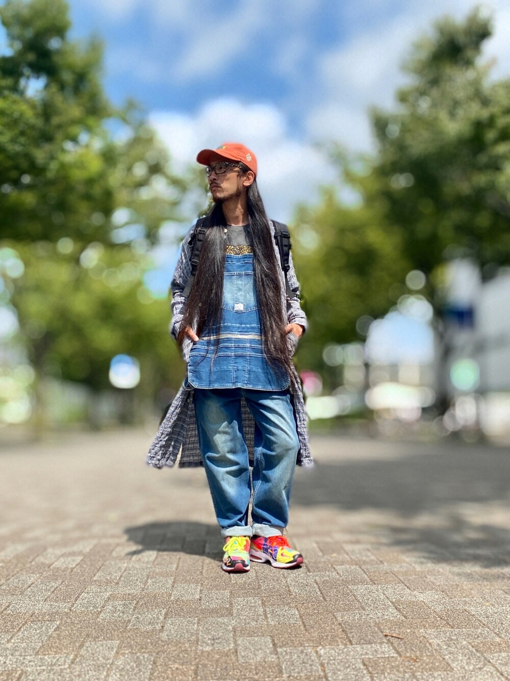 「ALDIES、キャップ、ローキャップ、Tシャツ、ビックT、シャツワンピ、オーバーオール、デニムオーバーオール、カジュアル、秋のコーデ、シンプルコーデ」｜「ALDIESのSneaking Overalls(Blue)※直営店限定アイテム（デニムパンツ、その他）」を使った、りょうさん（メンズ・171cm）の秋コーディネートの1枚目の写真