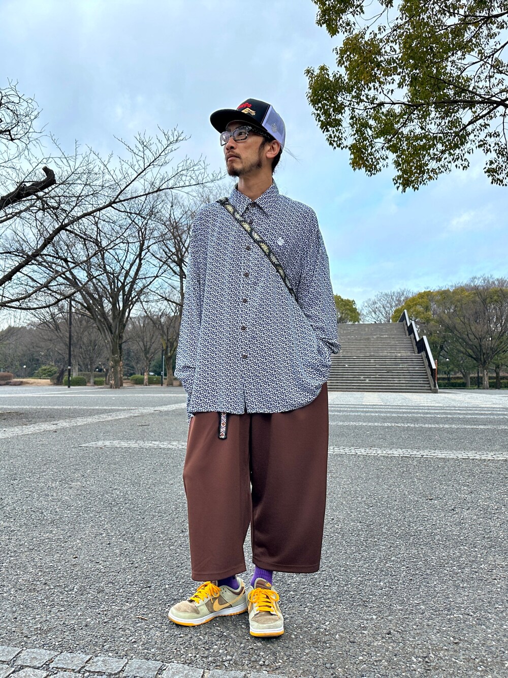 ブルー系のシャツ/ブラウス、その他のその他パンツ、ブラック系のキャップを着用したメンズの冬コーディネートの1枚目の写真