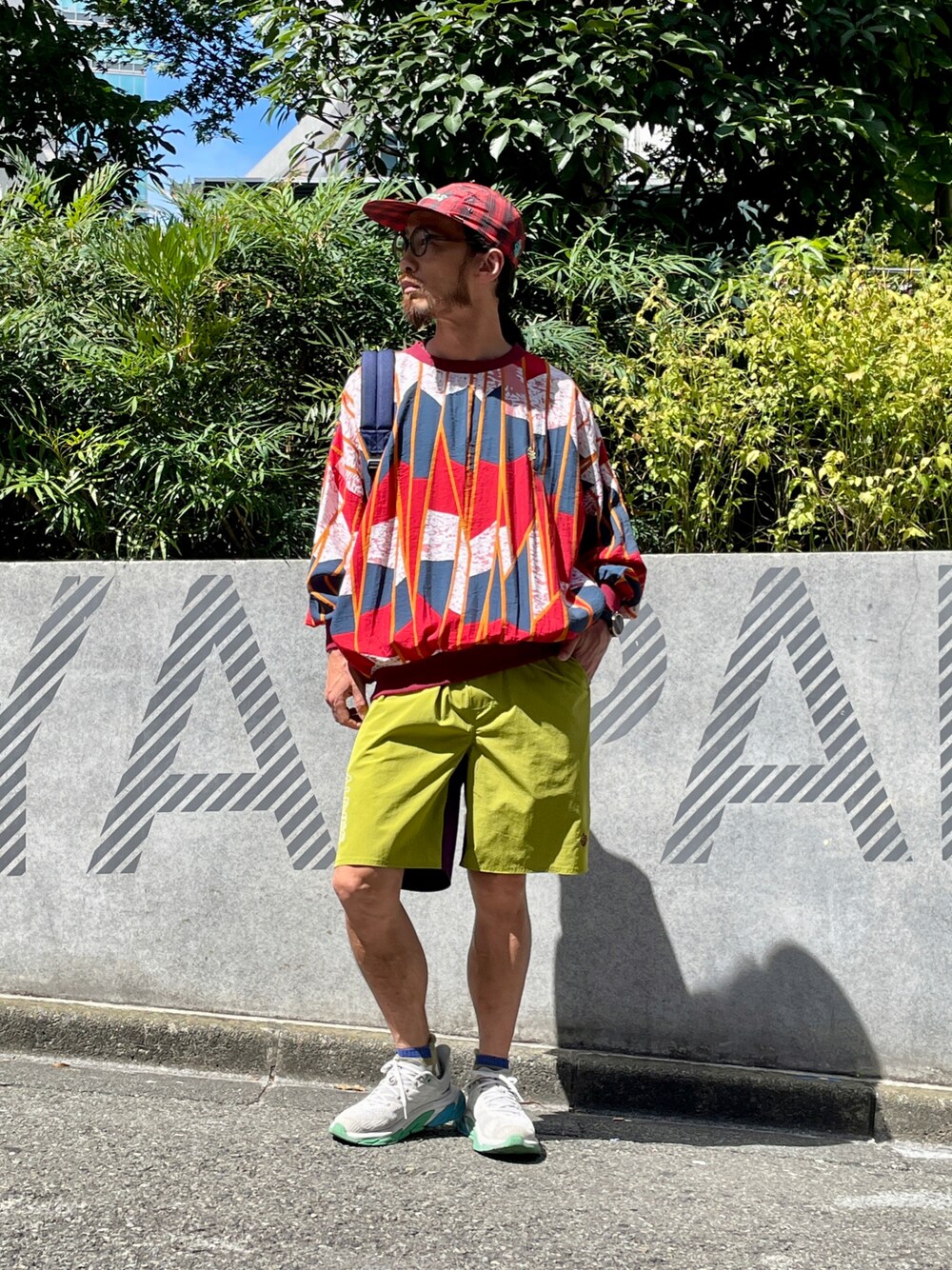 「ALDIES、キャップ、トレーナー、ビックシルエット、カットソー、アールディーズトレーナー、ショートパンツ、アールディーズパンツ、アールディーズキャップ、カジュアルコーデ、秋コーデ、リラックススタイル、秋服、オトナカジュアル」｜「ALDIESのBanishment Cap / バニッシュメントキャップ（キャップ、レッド系）」を使った、りょうさん（メンズ・171cm）の秋コーディネートの1枚目の写真