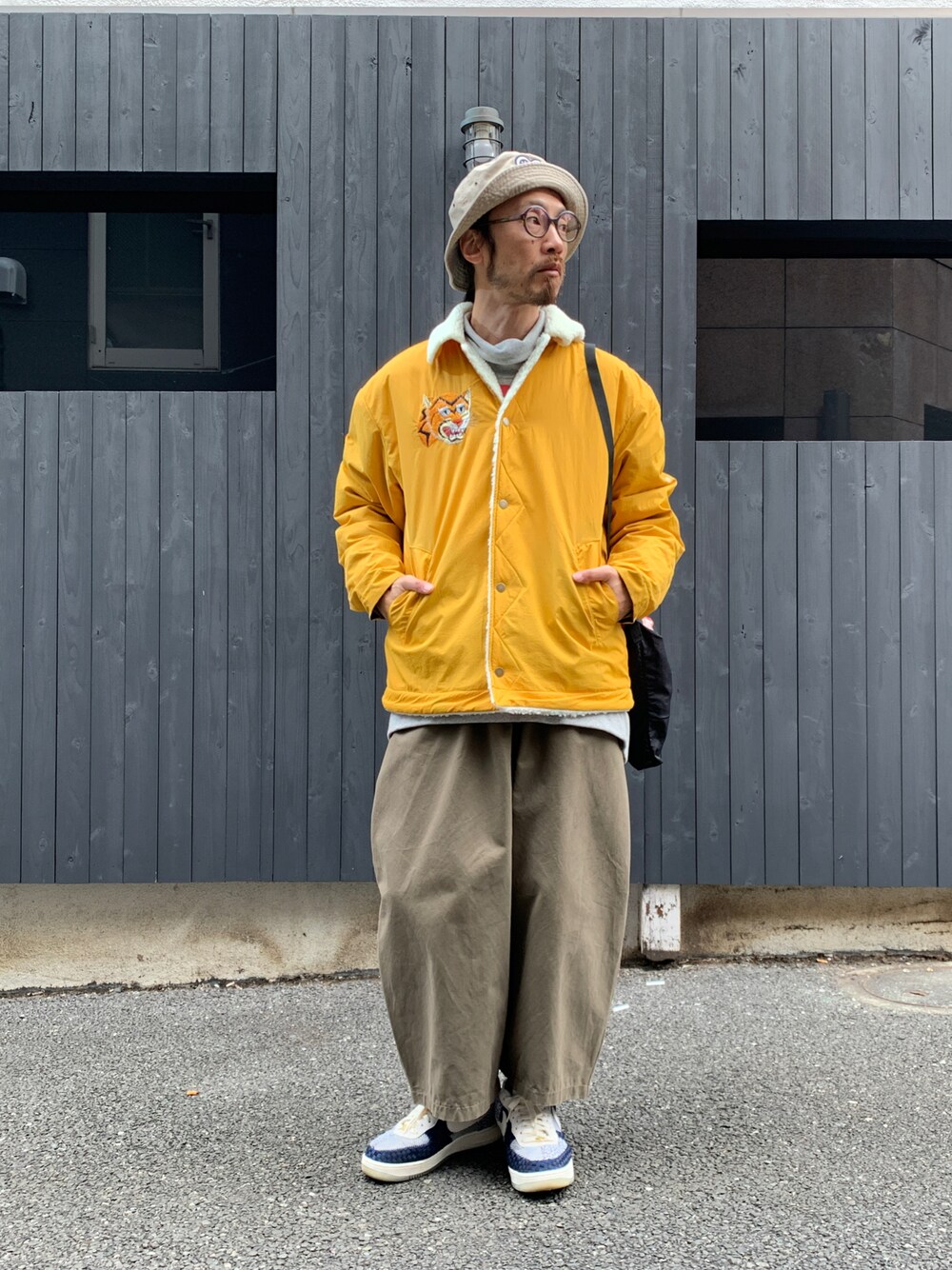 「ALDIES、バケットハット、ハット、アウター、冬アウター、タートルネック、ワイドパンツ、ショルダーバッグ、カジュアルコーデ、冬コーデ、シンプルコーデ、今日のコーデ」｜「ALDIESのDDC Bucket Hat / ディーディーシーバケットハット（ハット、ベージュ系）」を使った、りょうさん（メンズ・171cm）の冬コーディネートの1枚目の写真