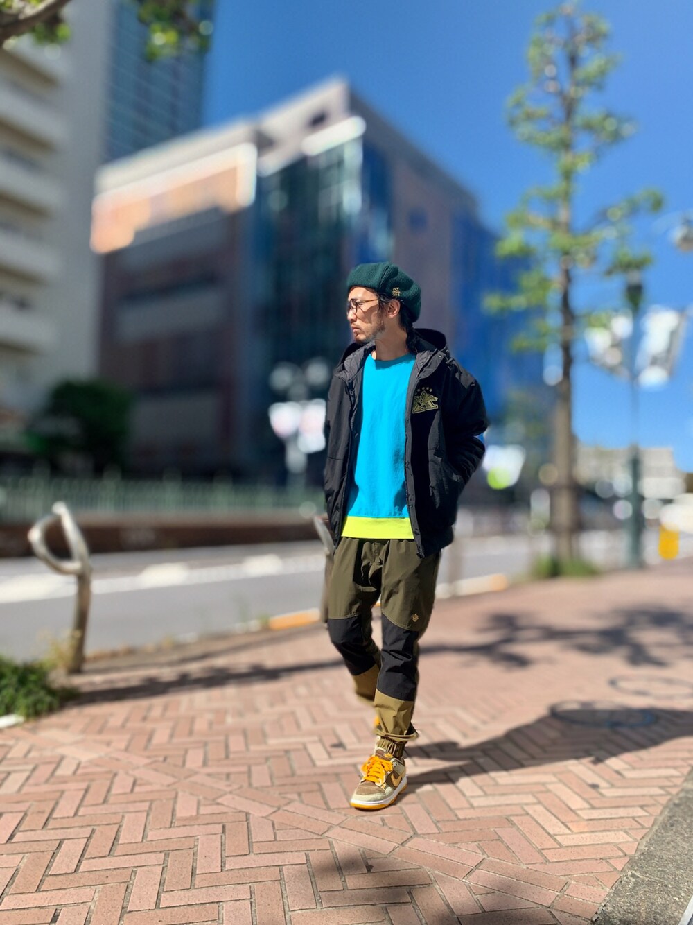 「カットソー、ブルゾン、アウター、カジュアル、ベレー帽、ALDIES、イージーパンツ、シンプルスタイル、ジョガーパンツ、アウターコーデ、ベレー帽推奨委員会」｜「ALDIESのHood Track Blouson / フードトラックブルゾン（ブルゾン、ブラック系）」を使った、りょうさん（メンズ・171cm）の秋コーディネートの1枚目の写真