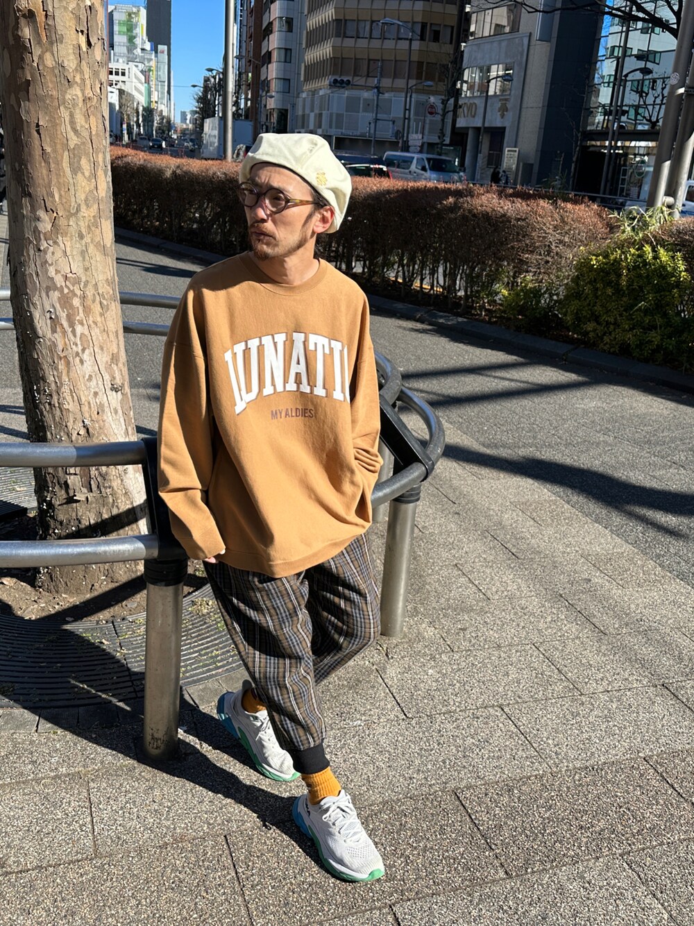 「ALDIES、ベレー帽、ベレー帽推奨委員会、トレーナー、スウェット、カジュアルコーデ、ビックシルエット、チェックパンツ、イージーパンツ、シンプルコーデ、大人コーデ、今日のコーデ」｜「ALDIESのShantung Beret(Nat)（ハンチング/ベレー帽、その他）」を使った、りょうさん（メンズ・171cm）の冬コーディネートの1枚目の写真